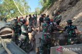 TNI AD membangun jembatan gantung di lokasi bencana  Aceh Tengah