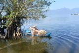 Nelayan Danau Maninjau Agam mulai cari ikan usai banjir bandang