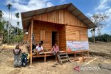Penyintas banjir Aceh Utara tempati huntara kayu meski tak ada listrik