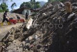 Polisi dan mahasiswa bersihkan rumah terdampak bencana di Agam
