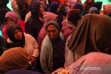 Pengungsi terdampak bencana longsor Cisarua mengantre mendapatkan logistik di posko pengungsian Kantor Desa, Pasirlangu, Cisarua, Kabupaten Bandung Barat, Jawa Barat, Rabu (28/1/2026). Kementerian Sosial menyatakan akan menyalurkan bantuan santunan sebesar Rp15 juta untuk korban meninggal dunia dan Rp5 juta bagi korban luka-luka berat setelah sebelumnya menyalurkan bantuan logistik, dapur umum, sandang dan pangan bagi total 564 jiwa pengungsi dan warga terdampak bencana longsor Cisarua. ANTARA FOTO/Novrian Arbi/agr