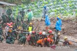 Tim SAR gabungan melakukan pencarian korban bencana longsor di Pasirlangu, Cisarua, Kabupaten Bandung Barat, Jawa Barat, Rabu (28/1/2026). Basarnas menyatakan sebanyak dua kantong jenazah telah dikirim ke Tim DVI Polda Jabar pada pencarian hari kelima hingga pukul 16.00 WIB sehingga total seluruh temuan korban sejak hari pertama yang telah dievakuasi mencapai 53 kantong jenazah dengan daftar pencarian korban saat ini masih mencapai 27 orang. ANTARA FOTO/Novrian Arbi/agr