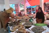 Jual beli ikan kering di Pasar Maninjau Agam mulai ramai usai banjir