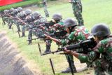 Sejumlah prajurit Korps Marinir TNI-AL membidik sasaran saat lomba menembak dengan senapan serbu di lapangan tembak Internasional FX. Soepramono Bhumi Marinir Karangpilang, Surabaya, Jawa Timur, Rabu (28/1/2026). Lomba menembak yang diikuti Yonif 1 Marinir, Yonif 3 Marinir, dan Yonif 5 Marinir tersebut dalam rangka HUT ke-63 Brigif 2 Marinir dengan tujuan meningkatkan profesionalisme prajurit Marinir dalam menghadapi tantangan ke depan sehingga menjadi prajurit yang loyal, profesional dan militan. ANTARA Jatim/Umarul Faruq/mas.