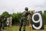 Prajurit Korps Marinir TNI-AL memeriksa hasil sasaran saat  lomba menembak dengan senapan serbu di lapangan tembak Internasional FX. Soepramono Bhumi Marinir Karangpilang, Surabaya, Jawa Timur, Rabu (28/1/2026). Lomba menembak yang diikuti Yonif 1 Marinir, Yonif 3 Marinir, dan Yonif 5 Marinir tersebut dalam rangka HUT ke-63 Brigif 2 Marinir dengan tujuan meningkatkan profesionalisme prajurit Marinir dalam menghadapi tantangan ke depan sehingga menjadi prajurit yang loyal, profesional dan militan. ANTARA Jatim/Umarul Faruq/mas.