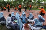 Sejumlah pelajar melakukan proses belajar di area sekolah saat plafon di salah satu ruang kelas di SMP Negeri 60 runtuh, Surabaya, Jawa Timur, Rabu (28/1/2026). Sebagian plafon di ruang kelas yang berada di lantai 3 itu runtuh saat berlangsungnya proses belajar dan pihak sekolah dan Badan Penanggulangan Bencana Daerah (BPBD) Kota Surabaya memindahkan pelajar-pelajar di lantai 3 untuk sementara melakukan proses kegiatan belajar mengajar di lantai 2, lantai 1 maupun di halaman sekolah. ANTARA Jatim/Didik Suhartono/mas.