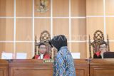 Terdakwa kasus dugaan suap penerbitan Izin Usaha Pertambangan (IUP) di Kalimantan Timur Dayang Donna Walfiaries Tania bersiap mengikuti sidang pembacaan dakwaan di Pengadilan Negeri Samarinda, Kalimantan Timur, Kamis (29/1/2026). Dalam sidang perdana dari putri mantan Gubernur Kaltim periode 2008-2013 dan 2013-2018 Awang Faroek Ishak tersebut didakwa menerima uang sebesar Rp3,5 miliar (dalam pecahan dollar Singapura) untuk memuluskan perpanjangan enam Izin Usaha Pertambangan (IUP) milik perusahaan yang terafiliasi dengan Rudy Ong Chandra. Antara Kaltim/M Risyal Hidayat