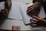 Siswa penyandang disabilitas netra menulis cerita menggunakan huruf braille saat rangkaian peringatan Hari Braille Sedunia di McDonaldâs, Kota Tasikmalaya, Jawa Barat, Kamis (29/1/2026). Kegiatan yang diinisiasi Paguyuban Disabilitas Tasikmalaya tersebut diisi dengan membaca dan menulis braille oleh 104 siswa Sekolah Luar Biasa (SLB) dari Tasikmalaya dan Ciamis sebagai upaya meningkatkan kesadaran akan pentingnya huruf braille sebagai sarana komunikasi dalam pemenuhan hak asasi manusia bagi penyandang tunanetra. ANTARA FOTO/Adeng Bustomi/agr