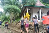 Resimen II Pasukan Pelopor Depok bersihkan mushalla di Palembayan Agam