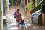17 RT di Jaktim dan Jakbar terendam banjir dengan ketinggian 1,5 meter