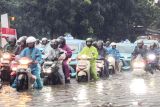 Banjir setinggi 50 cm genangi Jalan DI Panjaitan Jatinegara