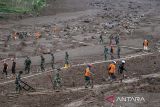Tim SAR gabungan berjalan meninggalkan lokasi pencarian korban bencana tanah longsor di Pasirlangu, Cisarua, Kabupaten Bandung Barat, Jawa Barat, Kamis (29/1/2026). Operasi pencarian korban bencana tanah longsor pada hari keenam sempat dihentikan beberapa kali karena kondisi wilayah operasi diguyur hujan sejak pagi hingga sore hari yang membuat jarak pandang terbatas serta rawan longsor susulan. ANTARA FOTO/Abdan Syakura/agr