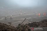 Tim SAR gabungan berjalan meninggalkan lokasi pencarian korban bencana tanah longsor di Pasirlangu, Cisarua, Kabupaten Bandung Barat, Jawa Barat, Kamis (29/1/2026). Operasi pencarian korban bencana tanah longsor pada hari keenam sempat dihentikan beberapa kali karena kondisi wilayah operasi diguyur hujan sejak pagi hingga sore hari yang membuat jarak pandang terbatas serta rawan longsor susulan. ANTARA FOTO/Abdan Syakura/agr