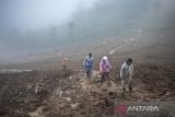 Tim SAR gabungan berjalan meninggalkan lokasi pencarian korban bencana tanah longsor di Pasirlangu, Cisarua, Kabupaten Bandung Barat, Jawa Barat, Kamis (29/1/2026). Operasi pencarian korban bencana tanah longsor pada hari keenam sempat dihentikan beberapa kali karena kondisi wilayah operasi diguyur hujan sejak pagi hingga sore hari yang membuat jarak pandang terbatas serta rawan longsor susulan. ANTARA FOTO/Abdan Syakura/agr