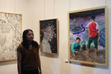 Pengunjung mengamati lukisan pada pameran bertema Mangsa Kalasubo di Galeri Dewan Kesenian Surabaya, kompleks Balai Pemuda Surabaya, Surabaya, Jawa Timur, Jumat (30/1/2026). Lesbumi PWNU Jawa Timur menggelar pameran dengan menampilkan 16 lukisan karya 15 perupa untuk menyambut harlah Nahdlatul Ulama. Antara Jatim/Didik Suhartono/abs