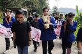 Mahasiswa UIN Mahmud Yunus Batusangkar gelar aksi simbolik protes jalan provinsi berlubang