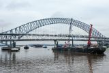 Pekerja melakukan pembangunan tiang pancang pelindung pilar (fender) jembatan Mahakam I dari ponton di Sungai Mahakam, Samarinda, Kalimantan Timur, Jumat (30/1/2026). Menurut data dari Satuan Kerja Perangkat Daerah Tugas Pembantuan (SKPD-TP) Dinas Pekerjaan Umum Kaltim, proyek pembangunan 12 titik sudut pemancangan fender jembatan Mahakam I senilai Rp27 miliar itu ditargetkan selesai dalam empat bulan yang bertujuan untuk memperkuat keamanan dari jembatan berusia 39 tahun tersebut seusai fender hancur ditabrak tongkang bermuatan kayu pada Februari 2025. Antara Kaltim/M Risyal Hidayat