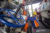 Petugas melakukan pengisian bahan bakar minyak (BBM) jenis pertalite ke mobil tangki di Integrated Terminal Balongan, Indramayu, Jawa Barat. Jumat (30/1/2026). PT Pertamina Patra Niaga Integrated Terminal (IT) Balongan setiap harinya mampu mendistribusikan BBM (Premium, Pertamax, Pertamax Turbo, Biosolar, Dexlite, Pertamina Dex) sebanyak 2500 kilo liter ke SPBU yang ada di wilayah Cirebon, Indramayu, Majalengka dan Kuningan serta memasok kebutuhan BBM wilayah DKI Jakarta dan sekitarnya melalui jaringan pipa sepanjang 212 km. ANTARA FOTO/Dedhez Anggara/agr