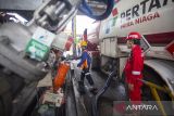 Petugas melakukan pengisian bahan bakar minyak (BBM) jenis pertalite ke mobil tangki di Integrated Terminal Balongan, Indramayu, Jawa Barat. Jumat (30/1/2026). PT Pertamina Patra Niaga Integrated Terminal (IT) Balongan setiap harinya mampu mendistribusikan BBM (Premium, Pertamax, Pertamax Turbo, Biosolar, Dexlite, Pertamina Dex) sebanyak 2500 kilo liter ke SPBU yang ada di wilayah Cirebon, Indramayu, Majalengka dan Kuningan serta memasok kebutuhan BBM wilayah DKI Jakarta dan sekitarnya melalui jaringan pipa sepanjang 212 km. ANTARA FOTO/Dedhez Anggara/agr