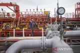Petugas melakukan proses pemuatan BBM jenis Avtur ke kapal tanker PIS Cinta di dermaga Kilang Pertamina Balongan, Indramayu, Jawa Barat, Kamis (29/1/2026). Kilang Pertamina Internasional Unit VI Balongan merupakan salah satu infrastruktur energi Pertamina yang mengolah minyak mentah menjadi BBM, BBK dan Non BBM untuk memperkuat kebutuhan energi nasional khususnya untuk kawasan Jakarta, Jawa Barat dan sekitarnya. ANTARA FOTO/Dedhez Anggara/agr