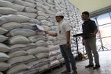 Kepala Perum Bulog Sub Divre Malang, Muhammad Nurjuliansyah (kiri) melakukan pengecekan jumlah stok beras di Gudang Bulog, Gadang, Malang, Jawa Timur, Jumat (30/1/2026). Perum Bulog Cabang Malang, Jawa Timur, menyatakan persediaan beras mencapai 51.383 ton dan dipastikan aman dan cukup hingga momen Ramadhan sampai Idul Fitri 1447 H/Lebaran 2026. Antara Jatim/Ari Bowo Sucipto
