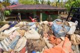 Pembersihan rumah warga dari lumpur di Padang Pariaman