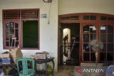 Warga mengeluarkan air yang menggenangi rumahnya pascabanjir di Perumahan Periuk Damai, Kota Tangerang, Banten, Jumat (30/1/2026). Banjir yang melanda permukiman pada pekan lalu tersebut kini telah surut sehingga warga mulai kembali ke rumahnya untuk membersihkan barang-barang berharga dan rumah mereka dari endapan lumpur. ANTARA FOTO/Putra M. Akbar/gp