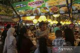Pengunjung memesan sajian makanan saat Roadshow Kuliner Viral Indonesia di Kota Cilegon, Banten, Jumat (30/1/2026). Festival berkonsep keliling Indonesia yang telah sampai pada kota ke-32 yakni Kota Cilegon tersebut diikuti sebanyak 200 tenant UMKM dan menjual sekitar 1.000 varian menu kuliner internasional dan Nusantara yang bertujuan membangun ekosistem UMKM kuliner dengan mengedepankan inovasi serta kreativitas. ANTARA FOTO/Angga Budhiyanto/gp