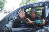 Terpidana pencurian burung cendet Masir. menaiki mobil saat di jemput keluarga usai keluar dari Rumah Tahanan (Rutan) Kelas IIB Timur, Situbondo, Jawa Timur, Jumat (9/1/2026). Kakek Masir yang terjerat pencurian burung cendet (Lanius schach) di Taman Nasional Baluran dinyatakan bebas usai menjalani hukuman penjara 5 bulan 20 hari. ANTARA Jatim/Seno/mas.