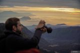 Wisatawan mancanegara mengabadikan gambar matahari terbit di Penanjakan Satu Bromo, Kabupaten Pasuruan, Jawa Timur, Kamis (1/1/2026). Kawasan Taman Nasional Bromo Tengger Semeru (TNBTS) dikunjungi wisatawan yang sengaja datang untuk menyaksikan matahari terbit pertama di tahun 2026. ANTARA Jatim/Irfan Sumanjaya/mas.
