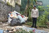 Menteri Lingkungan Hidup Hanif Faisol Nurofiq meninjau tumpukan sampah saat sidak kebersihan di Kabupaten Ciamis, Jawa Barat, Minggu (1/2/2026). Dalam sidak tersebut Hanif Faisol Nurofiq masih menemukan adanya warga yang membuang sampah ke sungai dan membakar sampah di lingkungan. ANTARA FOTO/Adeng Bustomi/agr