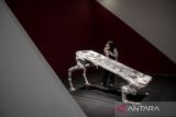 Pengunjung mengamati karya pada pameran Of The Unknown Creatures di Lawangwangi-ArtSociates Gallery Cafe, Kabupaten Bandung Barat, Jawa Barat, Minggu (1/2/2026). Pameran yang berlangsung hingga 27 Februari tersebut menampilkan puluhan karya seni rupa dari duo seniman muda asal Bandung Dzikra Afifah dan Hentyette Louise yang menjadi pemenang Bandung Contemporary Art Award #8. ANTARA FOTO/Abdan Syakura/agr
