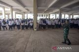 TNI memberikan arahan saat pendidikan dan latihan Petugas Penyelenggara Ibadah Haji (PPIH) Kloter Embarkasi Bekasi dan Kertajati 2026 di Asrama Haji Indramayu, Jawa Barat, Selasa (3/2/2026). Sebanyak 276 PPIH Kloter Embarkasi Bekasi dan Kertajati mulai menjalani diklat selama 10 hari dengan dibekali berbagai keterampilan mulai dari keahlian administratif hingga bahasa arab guna mengoptimalkan layanan haji 2026. ANTARA FOTO/Dedhez Anggara/agr