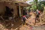 Tim SAR gabungan membersihkan material tanah longsor yang menimbun rumah warga di Desa Sukamanah, Kecamatan Sindangkasih, Kabupaten Ciamis, Jawa Barat, Selasa (3/2/2026). Curah hujan tinggi disertai angin kencang pada Senin (2/2) mengakibatkan satu rumah tertimbun tanah longsor dan menyebabkan satu orang lanjut usia meninggal dunia, serta dua rumah lainnya terancam longsor susulan. ANTARA FOTO/Adeng Bustomi/agr