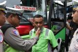 Petugas dari Satlantas Polresta Sidoarjo mengecek kadar alkohol sopir bus saat Operasi Keselamatan Semeru 2026 di Terminal Purabaya, Bungurasih, Sidoarjo, Jawa Timur, Senin (2/2/2026). Polresta Sidoarjo melibatkan sebanyak 250 personel gabungan yang terdiri dari unsur Polri, TNI, Dinas Perhubungan, serta Satpol PP melaksanakan Operasi Keselamatan Semeru 2026 selama 14 hari terhitung mulai 2 -15 Februari sebagai upaya meningkatkan kesadaran dan kedisiplinan masyarakat dalam berlalu lintas guna menekan angka kecelakaan. ANTARA Jatim/Umarul Faruq/mas.