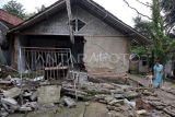 Warga melintas di samping rumah yang rusak akibat pergerakan tanah di Kampung Nanggerang, Desa Pabuaran, Sukamakmur, Kabupaten Bogor, Jawa Barat, Senin (2/2/2026). Menurut BPBD Kabupaten Bogor sebanyak 38 unit rumah mengalami rusak berat, dan 60 kepala keluarga (KK) terdiri dari 213 jiwa di kampung tersebut terdampak akibat pergerakan tanah tersebut. ANTARA FOTO/Yulius Satria Wijaya/wsj. 