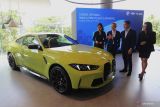 (kiri-kanan) President Director Plaza Auto Paula Dewiyanti, President Director Plaza Capital Robert Wardhana, President Director BMW Group Indonesia Peter 'Sunny' Medalla dan Director of Communications BMW Group Indonesia Jodie O'tania melihat mobil BMW M4 Competition Coupé saat peresmian Plaza BWM dan MINI di Jalan Arjuno, Surabaya, Jawa Timur, Selasa (3/2/2026). Plaza BMW dan MINI tersebut merupakan gedung baru yang hadir sebagai diler terintegrasi, bertanggung jawab tidak hanya untuk brand MINI, tetapi juga BMW termasuk sub brand BMW M dengan konsep modern dan mewah khas Retail.Next dari BMW Group. ANTARA Jatim/Moch Asim.