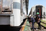 Petugas memeriksa kondisi kereta saat ramp check di Depo Sidotopo, Surabaya, Jawa Timur, Selasa (3/2/2026). Balai Teknik Perkeretaapian Kelas I Surabaya Direktorat Jenderal Perkeretaapian Kementerian Perhubungan melakukan ramp check sarana perkeretaapian di wilayah kerja PT Kereta Api Indonesia Daop 8 Surabaya yang meliputi 56 unit lokomotif, 513 unit kereta, dan 16 unit Kereta Rel Diesel (KRD) guna memastikan kelaikannya demi keselamatan pengguna moda angkutan kereta api. ANTARA Jatim/Didik Suhartono/mas.