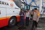 Kapolres Blitar Kota AKBP Kalfaris Triwijaya Lalo (kanan) meninjau pengecekan kondisi dan kelengkapan keselamatan bus dalam rangka Operasi Keselamatan Semeru 2026 di Terminal Kelas B Kota Blitar, Jawa Timur, Rabu (4/2/2026). Pengecekan kelengkapan, kelaikan jalan, serta tes urin terhadap kru armada bus tersebut guna mengantisipasi dan mencegah kecelakaan selama masa operasi dari tanggal 2 hingga 15 Februari 2026. ANTARA Jatim/Humas Polres Blitar Kota/IA/mas.