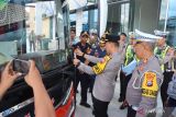 Kapolres Blitar Kota AKBP Kalfaris Triwijaya Lalo memasang stiker tanda lulus kelaikan pada salah satu bus saat pengecekan dalam rangka Operasi Keselamatan Semeru 2026 di Terminal Kelas B Kota Blitar, Jawa Timur, Rabu (4/2/2026). Pengecekan kelengkapan, kelaikan jalan, serta tes urin terhadap kru armada bus tersebut guna mengantisipasi dan mencegah kecelakaan selama masa operasi dari tanggal 2 hingga 15 Februari 2026. ANTARA Jatim/Humas Polres Blitar Kota/IA/mas.