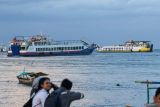 Sejumlah warga melihat aktivitas kapal penyeberangan Pelabuhan Ketapang-gilimanuk dari Pelabuhan Bulusan, Banyuwangi, Jawa Timur, Selasa (3/2/2026). Badan Pusat Statistik (BPS) mencatat jumlah penumpang angkutan laut pada Desember 2025 mencapai 2,6 juta orang atau meningkat 21,69 persen dibandingkan bulan sebelumnya (m-to-m), sementara volume barang angkutan laut tercatat 46,4 juta ton atau turun 1,88 persen. ANTARA Jatim/Budi Candra Setya/mas.