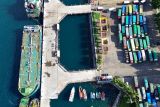 Foto udara sejumlah truk angkutan barang antre di Pelabuhan Tanjungwangi, Banyuwangi, Jawa Timur, Selasa (3/2/2026). Badan Pusat Statistik (BPS) mencatat jumlah penumpang angkutan laut pada Desember 2025 mencapai 2,6 juta orang atau meningkat 21,69 persen dibandingkan bulan sebelumnya (m-to-m), sementara volume barang angkutan laut tercatat 46,4 juta ton atau turun 1,88 persen. ANTARA Jatim/Budi Candra Setya/mas.