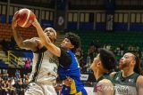 Pebasket Satria Muda Pertamina Bandung Julian Chalias (kedua kiri) berebut bola dengan pebasket Bogor Hornbills Travin Thibodeaux (kiri) pada pertandingan IBL 2026 di GOR Bandung Arena, Bandung, Jawa Barat, Rabu (4/2/2026). Satria Muda Pertamina Bandung berhasil menang melawan Bogor Hornbills dengan skor akhir 76-69. ANTARA FOTO/Novrian Arbi/agr