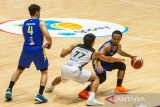 Pebasket Satria Muda Pertamina Bandung Yudha Saputera (kanan) berusaha melewati adangan pebasket Bogor Hornbills Fhirdan Guntara (tengah) pada pertandingan IBL 2026 di GOR Bandung Arena, Bandung, Jawa Barat, Rabu (4/2/2026). Satria Muda Pertamina Bandung berhasil menang melawan Bogor Hornbills dengan skor akhir 76-69. ANTARA FOTO/Novrian Arbi/agr