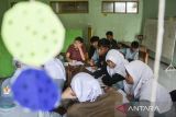 Siswa Sekolah Luar Biasa (SLB) mengikuti kegiatan belajar mengajar di SLB ABC Argasarai Lestari, Kota Tasikmalaya, Jawa Barat, Rabu (4/2/2026). Kementerian Pendidikan Dasar dan Menengah (Kemendikdasmen) menyiapkan teknologi khusus untuk memastikan keikutsertaan murid berkebutuhan khusus jenjang SD dan SMP dalam pelaksanaan Tes Kemampuan Akademik (TKA). ANTARA FOTO/Adeng Bustomi/agr