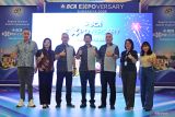 Kepala Kantor Wilayah III BCA Surabaya Widjaja Stephen (tengah), Kepala KCU BCA HR Muhamad - Ketua Panitia Rony Owen Dinata (ketiga kanan), Kepala KCU BCA Bukit Darmo Boulevard - Ketua Panitia Sony Ukar Dinata (ketiga kiri), Kepala Main Branch Office (MBO) BCA Surabaya Julia Andriani Coawanta (kedua kanan), Kepala Kantor Kredit Konsumer Surabaya (K3S) BCA Surabaya Meliani Tjondro (kedua kiri), Kepala Kantor Kredit Kendaraan Bermotor (KKB) BCA Surabaya Ricky Bunyamin (kiri) dan Public Relation and Promotion Ciputra World Surabaya Stephana Fevriera (kanan) berfoto bersama usai media briefing BCA Expoversary 2026 di Ciputra World Surabaya, Jawa Timur, Kamis (5/2/2026). PT Bank Central Asia Tbk (BCA) menyambut perayaan hari ulang tahun ke-69 dengan menggelar BCA Expoversary 2026 di Surabaya mulai 6-8 Februari yang memberikan beragam penawaran menarik khususnya untuk Kredit Pemilikan Rumah (KPR), Kredit Kendaraan Bermotor (KKB), Kredit Sepeda Motor (KSM) hingga beragam produk unggulan solusi BCA. ANTARA Jatim/Moch Asim.