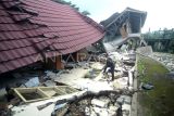 Warga berada samping bangunan Pondok Pesantren Al-Adalah yang hancur akibat bencana tanah bergerak di Desa Padasari, Kabupaten Tegal, Jawa Tengah, Rabu (4/2/2026), Menurut data BPBD Kabupaten Tegal sebanyak 150 rumah rusak, sejumlah bangunan pondok pesantren, sekolah dan jalan rusak parah akibat bencana tanah bergerak. ANTARA FOTO/Oky Lukmansyah/bar