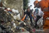 Menteri Lingkungan Hidup Hanif Faisol Nurofiq (kiri) bersama Wakil Wali Kota Tangerang Selatan Pilar Saga Ichsan (tengah) memungut sampah saat aksi bersih lingkungan di Pondok Jagung, Kota Tangerang Selatan, Banten, Rabu (4/2/2026). Kementerian Lingkungan Hidup bersama Pemerintah Kota Tangerang Selatan menyelenggarakan kegiatan bersih-bersih sampah yang diselenggarakan serentak di 10 titik wilayah Tangerang Selatan sesuai dengan arahan Presiden Prabowo Subianto dalam mewujudkan Gerakan Indonesia Aman Sehat, Resik, Indah (ASRI) guna menciptakan lingkungan bersih dan tertata. ANTARA FOTO/Putra M. Akbar/gp