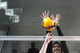 Pevoli Jakarta Popsivo Polwan Arsela Nuari Purnama (kanan) berusaha menahan bola dari pevoli  Gresik Phonska Plus Pupuk Indonesia Annie Valentine Mitchem (kiri) dalam pertandingan Proliga 2026 putaran kedua minggu kelima di GOR Ken Arok, Malang, Jawa Timur, Jumat (6/2/2026). Jakarta Popsivo Polwan mengalahkan Gresik Phonska Plus dengan skor 3-1 (25-17, 21-25, 25-18, 26-24). Antara Jatim/Ari Bowo Sucipto