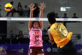 Pevoli Jakarta Popsivo Polwan Yonkaira Paola Pena Isabel (kanan) melakukan smes yang mencoba ditahan pevoli Gresik Phonska Plus Pupuk Indonesia Geofanny Eka Cahyaningtyas (kiri) dalam pertandingan Proliga 2026 putaran kedua minggu kelima di GOR Ken Arok, Malang, Jawa Timur, Jumat (6/2/2026). Jakarta Popsivo Polwan mengalahkan Gresik Phonska Plus dengan skor 3-1 (25-17, 21-25, 25-18, 26-24). Antara Jatim/Ari Bowo Sucipto